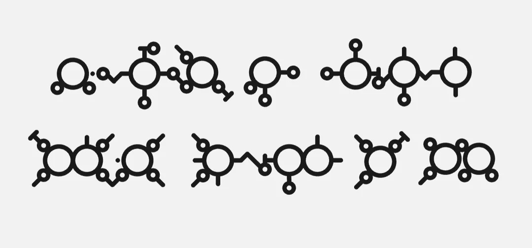 A line of circles each having one or more small circles attached with lines coming out at angles that are multiples of 45°